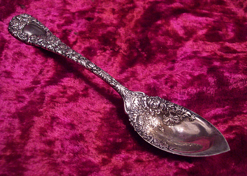 Десертная ложка из серебра - показтель неповторимого вкуса