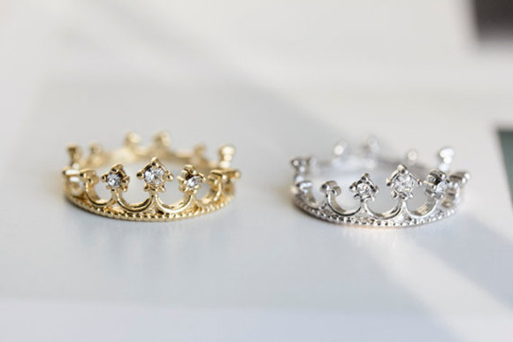 Кольцо корона из серебра: почему его выбирают?