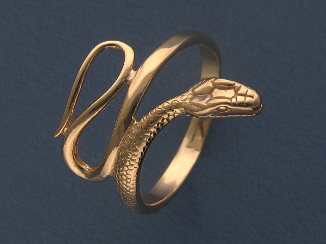 Кольцо со змеёй: из древности в современность
