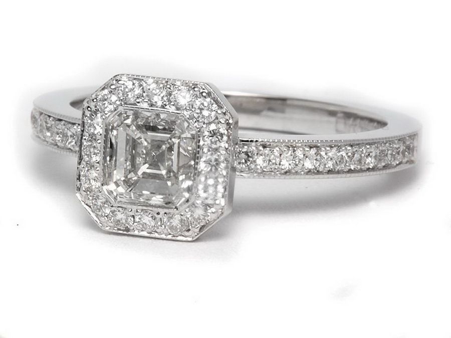 Кому следует даровать серебряное кольцо с бриллиантом?