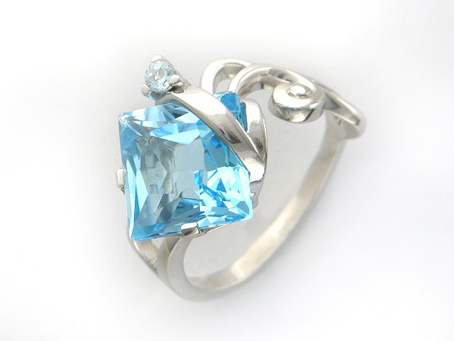 Серебрянное кольцо с топазом – безупречное украшение для хоть какой дамы