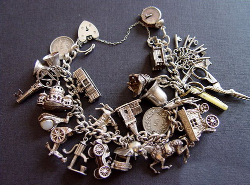Универсальное украшение - серебряный браслет с подвесками